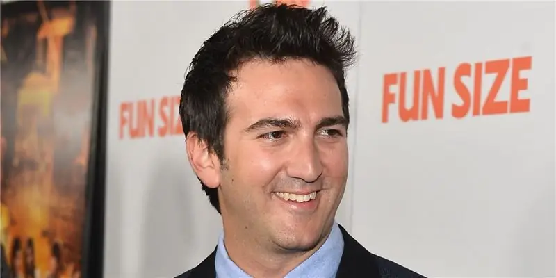 Джош Шварц Собственный капитал: Вики, женат, семья, свадьба, зарплата, братья и сестры