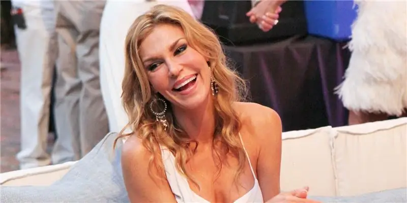 Брэнди Гланвилл Чистая стоимость: Вики, Замужем, Семья, Свадьба, Заработная плата, Братья и сестры