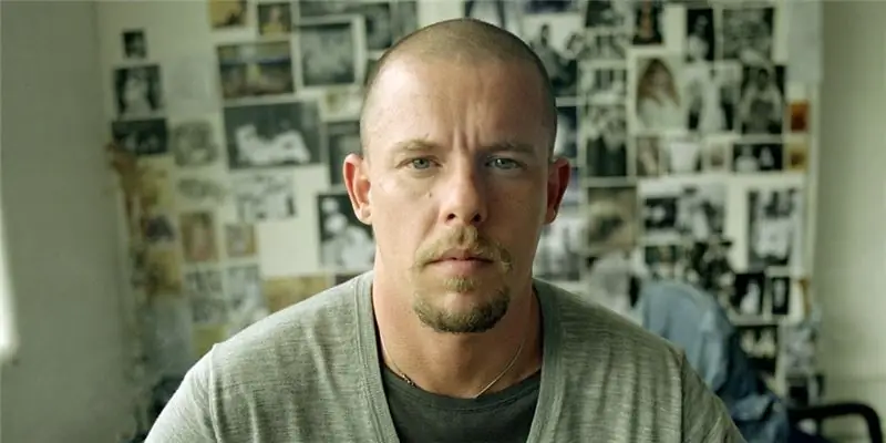 Александр Маккуин Чистая стоимость: Вики, женат, семья, свадьба, зарплата, братья и сестры