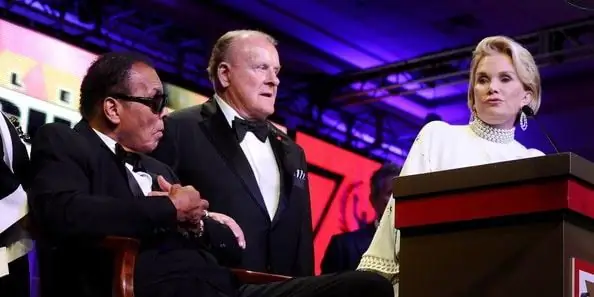 Брюс Холли Собственный капитал: Вики, Женат, Семья, Свадьба, Заработная плата, Братья и сестры