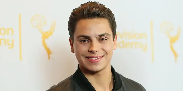 Джейк Т. Остин Собственный капитал: Вики, женат, семья, свадьба, зарплата, братья и сестры