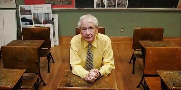 Фрэнк МакКорт Собственный капитал: Вики, женат, семья, свадьба, зарплата, братья и сестры