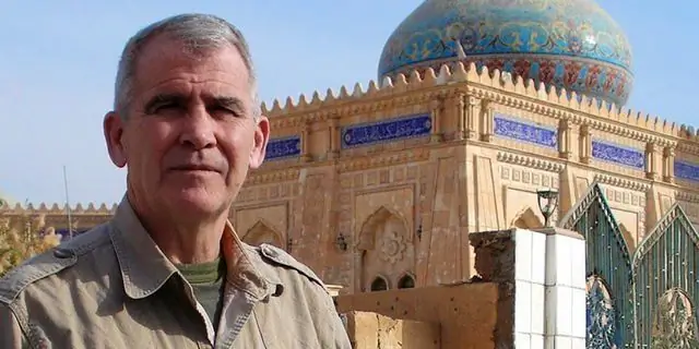 Оливер Норт Собственный капитал: Вики, женат, семья, свадьба, зарплата, братья и сестры