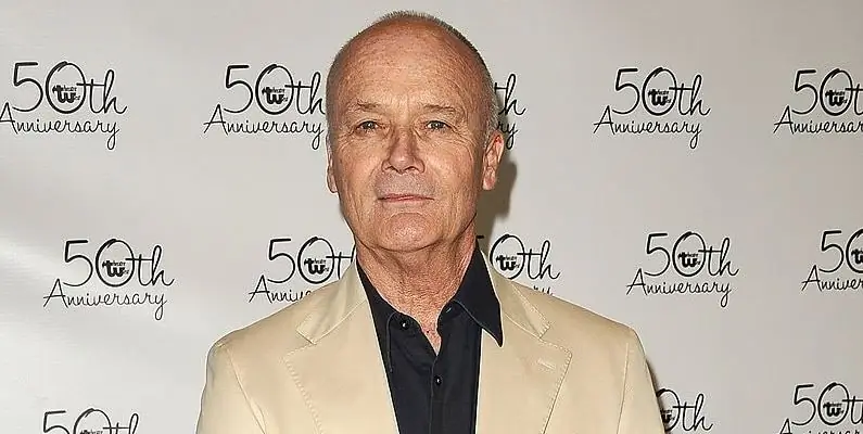 Creed Bratton Net Worth: Вики, женат, семья, свадьба, зарплата, братья и сестры