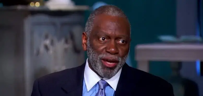 Раймонд Хьюгер Собственный капитал: Вики, женат, семья, свадьба, зарплата, братья и сестры