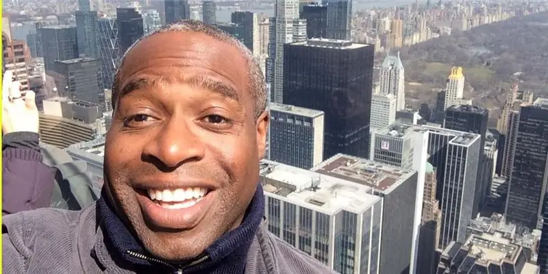 Фил Льюис Собственный капитал: Вики, женат, семья, свадьба, зарплата, братья и сестры