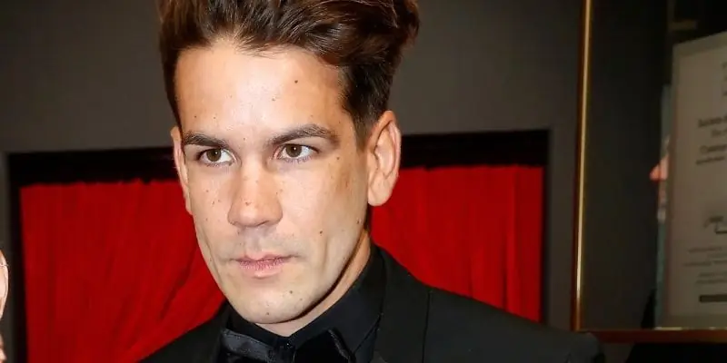 Ромен Дауриак Чистая стоимость: вики, женат, семья, свадьба, зарплата, братья и сестры