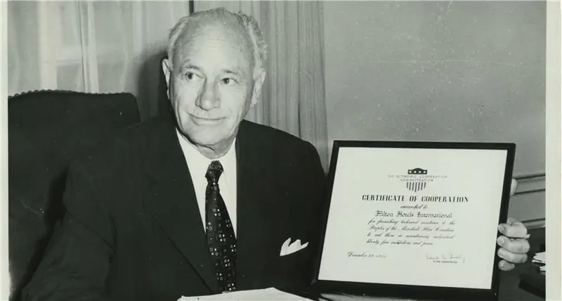 Конрад Хилтон Собственный капитал: Вики, женат, семья, свадьба, зарплата, братья и сестры