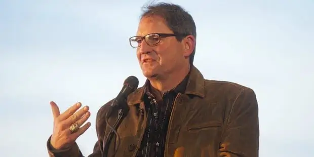 Берни Косар Собственный капитал: Вики, женат, семья, свадьба, зарплата, братья и сестры