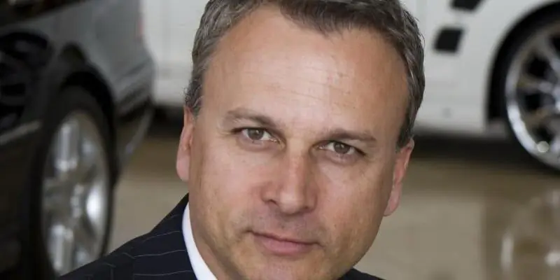 Состояние Саймона Барни: Вики, женат, семья, свадьба, зарплата, братья и сестры