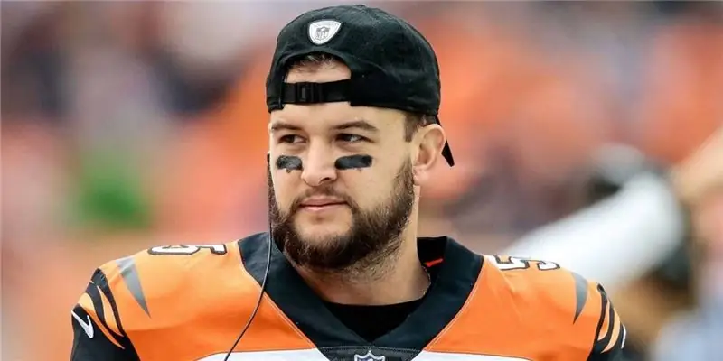 А.Дж. МакКаррон Собственный капитал: Вики, Женат, Семья, Свадьба, Заработная плата, Братья и сестры