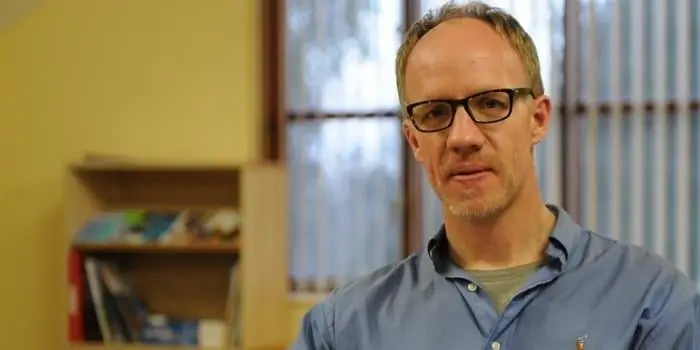 Состояние Саймона Холла: Вики, Женат, Семья, Свадьба, Заработная плата, Братья и сестры