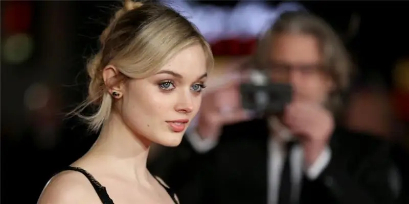 Белла Хиткот Чистая стоимость: Вики, Замужем, Семья, Свадьба, Заработная плата, Братья и сестры