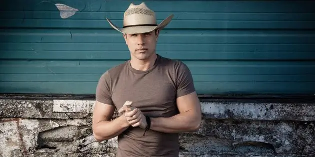 Дастин Линч Собственный капитал: Вики, женат, семья, свадьба, зарплата, братья и сестры