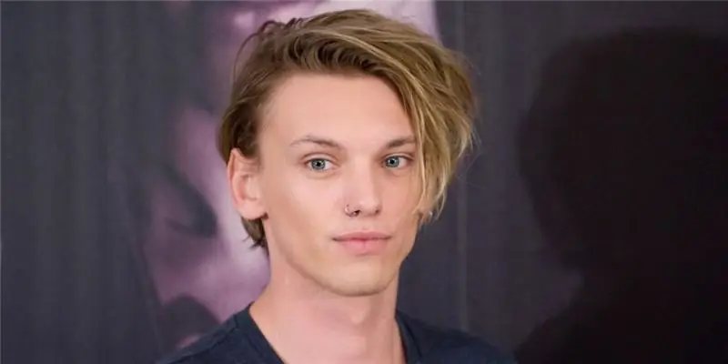 Джейми Кэмпбелл Бауэр (актер) Собственный капитал: Вики, Женат, Семья, Свадьба, Зарплата, Братья и сестры