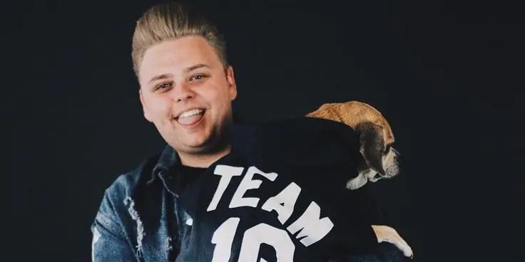 Ник Кромптон Собственный капитал: Вики, женат, семья, свадьба, зарплата, братья и сестры