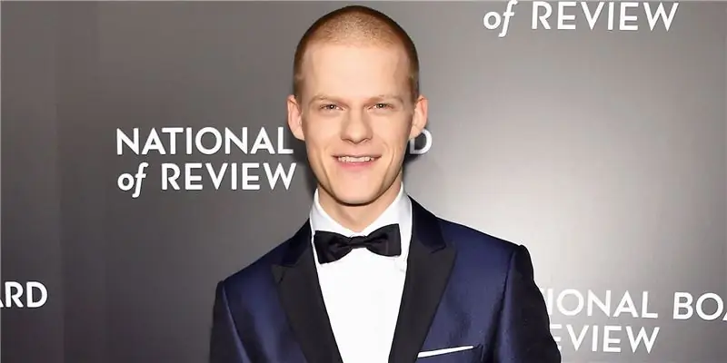 Лукас Хеджес Собственный капитал: Вики, женат, семья, свадьба, зарплата, братья и сестры