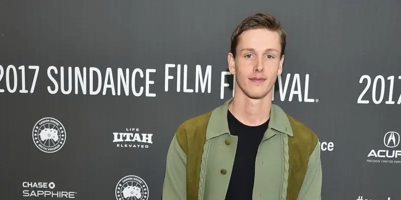 Состояние Харриса Дикинсона: Вики, женат, семья, свадьба, зарплата, братья и сестры