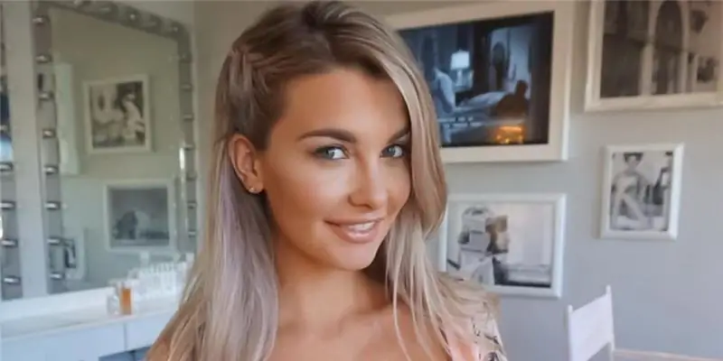 Эмили Сирс Чистая стоимость: Вики, Замужем, Семья, Свадьба, Заработная плата, Братья и сестры