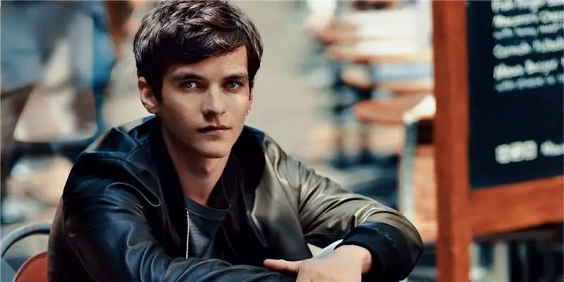 Фионн Уайтхед Собственный капитал: Вики, женат, семья, свадьба, зарплата, братья и сестры