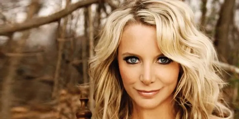 Керри Харвик Чистая стоимость: Вики, женат, семья, свадьба, зарплата, братья и сестры