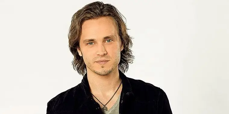 Джонатан Джексон Чистая стоимость: Вики, женат, семья, свадьба, зарплата, братья и сестры