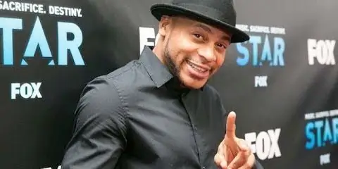 Дж. Д. Уильямс Чистая стоимость: вики, женат, семья, свадьба, зарплата, братья и сестры