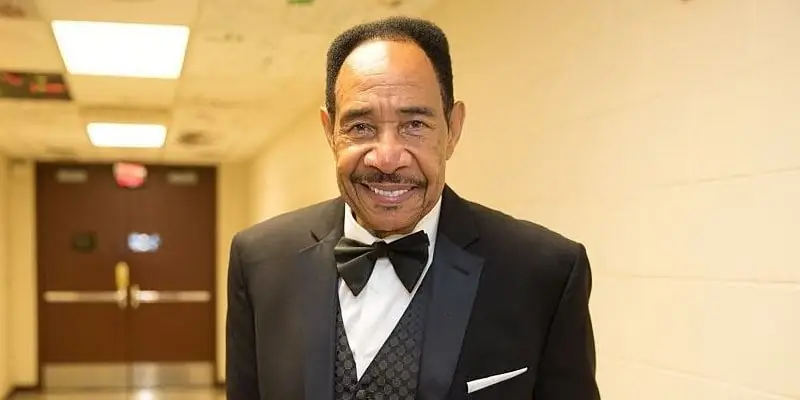 Джин Чендлер Собственный капитал: Вики, женат, семья, свадьба, зарплата, братья и сестры