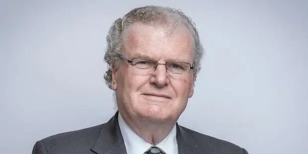 Ховард Стрингер Собственный капитал: Вики, женат, семья, свадьба, зарплата, братья и сестры