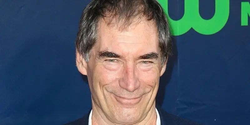 Тимоти Далтон Чистая стоимость: Вики, женат, семья, свадьба, зарплата, братья и сестры