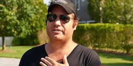 Эндрю Сильверман Собственный капитал: Вики, женат, семья, свадьба, зарплата, братья и сестры