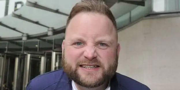 Аррон Красколл Собственный капитал: Вики, женат, семья, свадьба, зарплата, братья и сестры