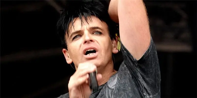 Гэри Ньюман Собственный капитал: Вики, женат, семья, свадьба, зарплата, братья и сестры