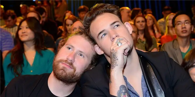 Кейси Абрамс Собственный капитал: Вики, женат, семья, свадьба, зарплата, братья и сестры