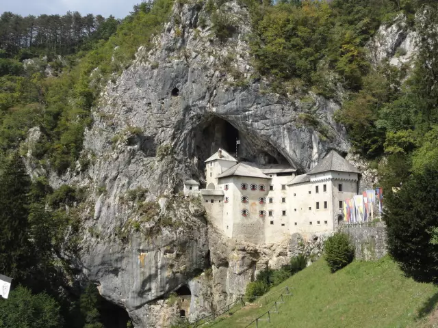 15 жутких преступников, которые были безжалостно убиты в тюрьме