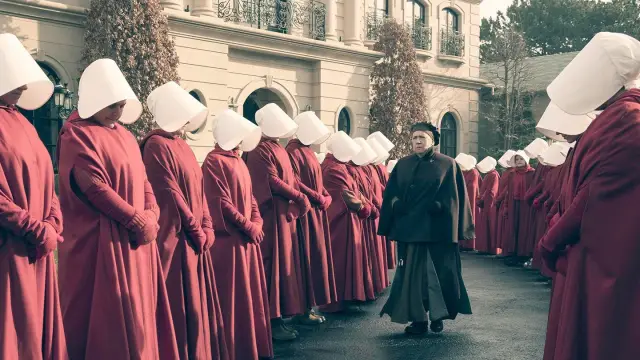 «Рассказ служанки» от Hulu выглядит как безумие-антиутопия