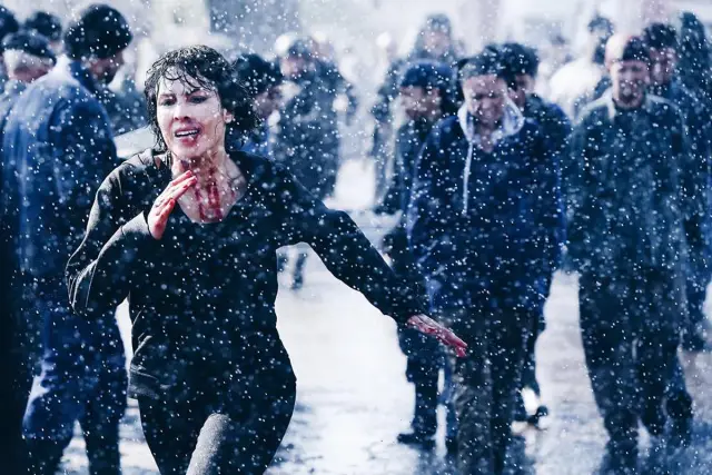 Нуми Рапас играет «Семь сестер» в новом переименовании «Что случилось с понедельником?»