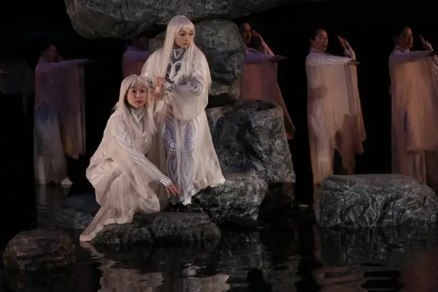 Что происходит в Софокле Антигоне?