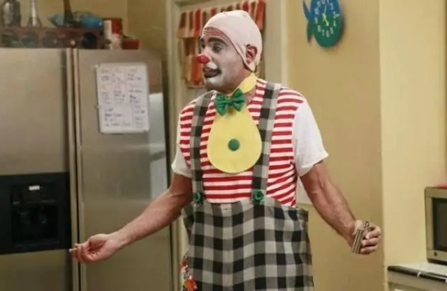 Кто играл клоуна Льюиса в «Современной семье»?