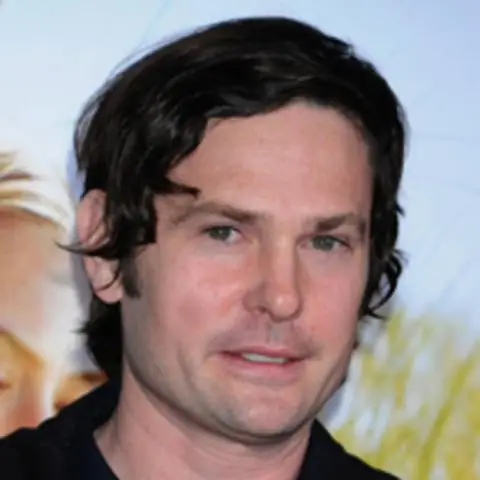 Какого цвета глаза Генри Томаса?