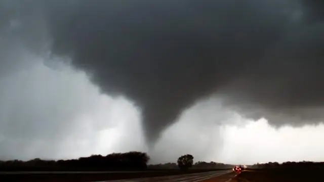 В каком месяце наиболее вероятны торнадо?