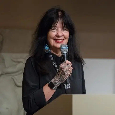 Стерлин Харджо связан с Джой Харджо?