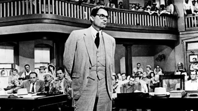 Что символизирует здание суда в "Убить пересмешника"?