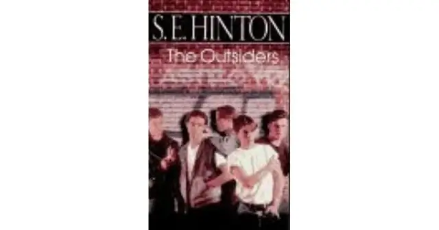 Что происходит в книге "Посторонние"?