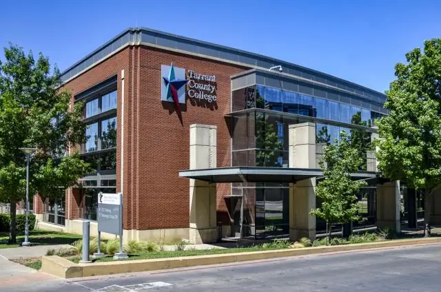 Предлагает ли колледж округа Таррант степень бакалавра?