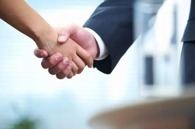 Кому в первую очередь следует пожать руку на собеседовании?