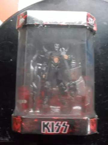 Джин Симмонс получает иск от Unsexy Ex