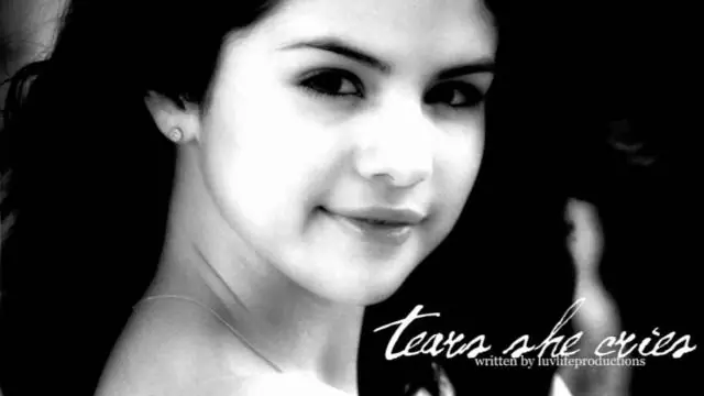 Сара Ломбарди плачет горькими слезами в парикмахерской