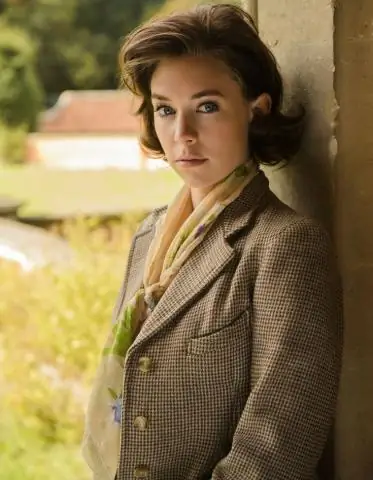 Звезда "Короны" Эмма Коррин показывает себя небинарной и связывает свои сиськи