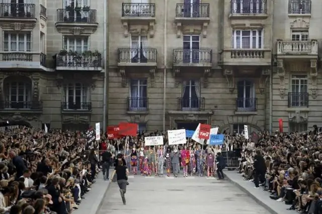 Самые знаковые показы Chanel: от супермаркета до космической станции